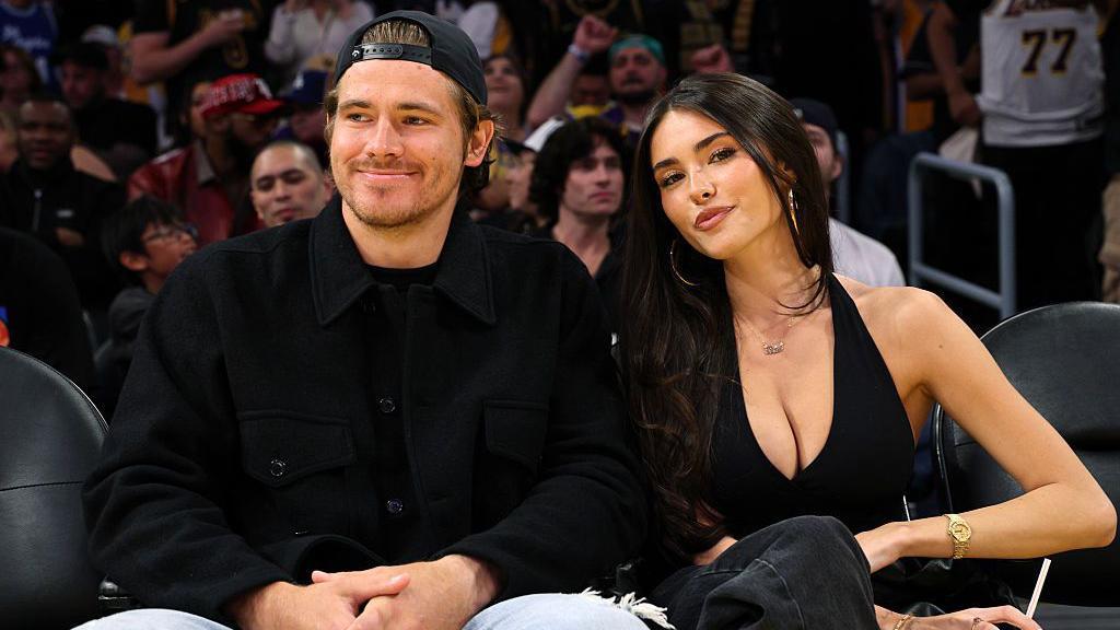 La estrella del pop Madison Beer y el jugador de la NFL Justin Herbert anuncian su compromiso.