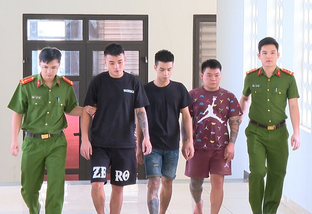 Dàn cảnh va quẹt ôtô, khống chế người đi đường để vòi tiền