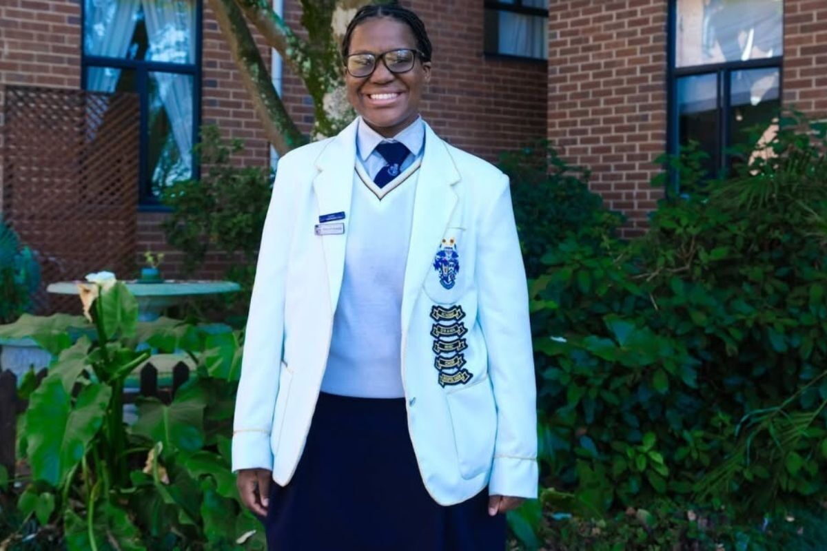 Elam Ndakisa earns white blazer at The Wykeham Collegiate [photos]