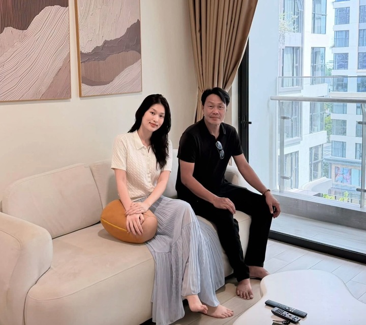 Hoa hậu Việt 26 tuổi mua nhà tặng bố khiến dân mạng ngưỡng mộ