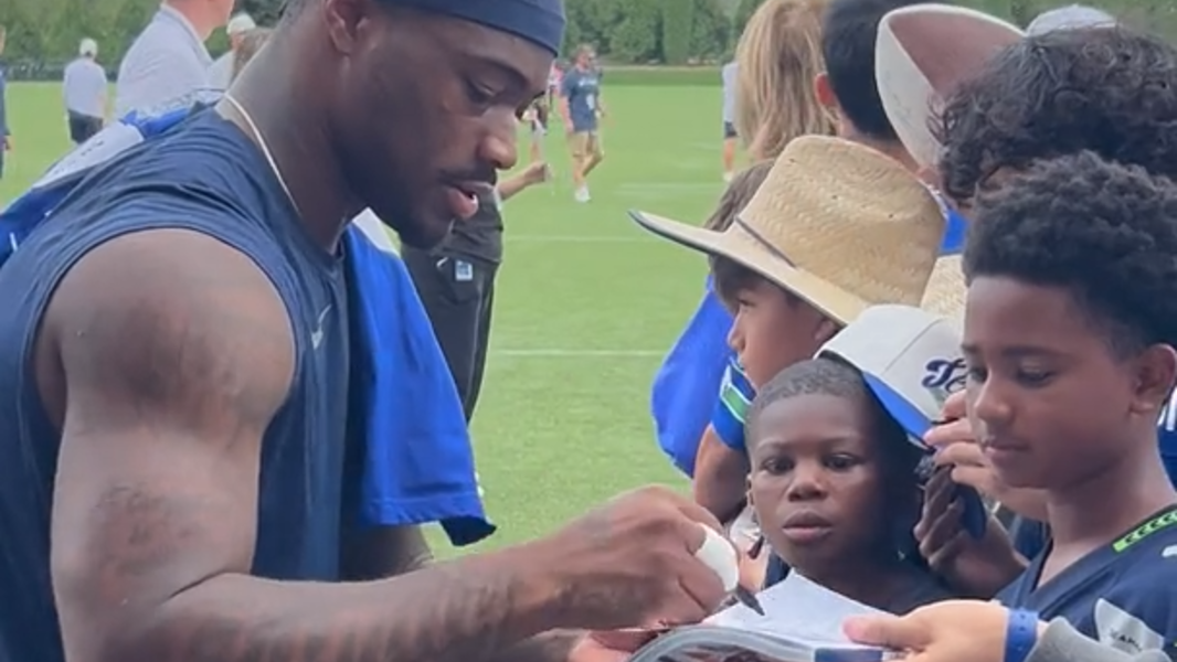 Jalen Milroe signing autographs after his stellar practice at Seahawks ...