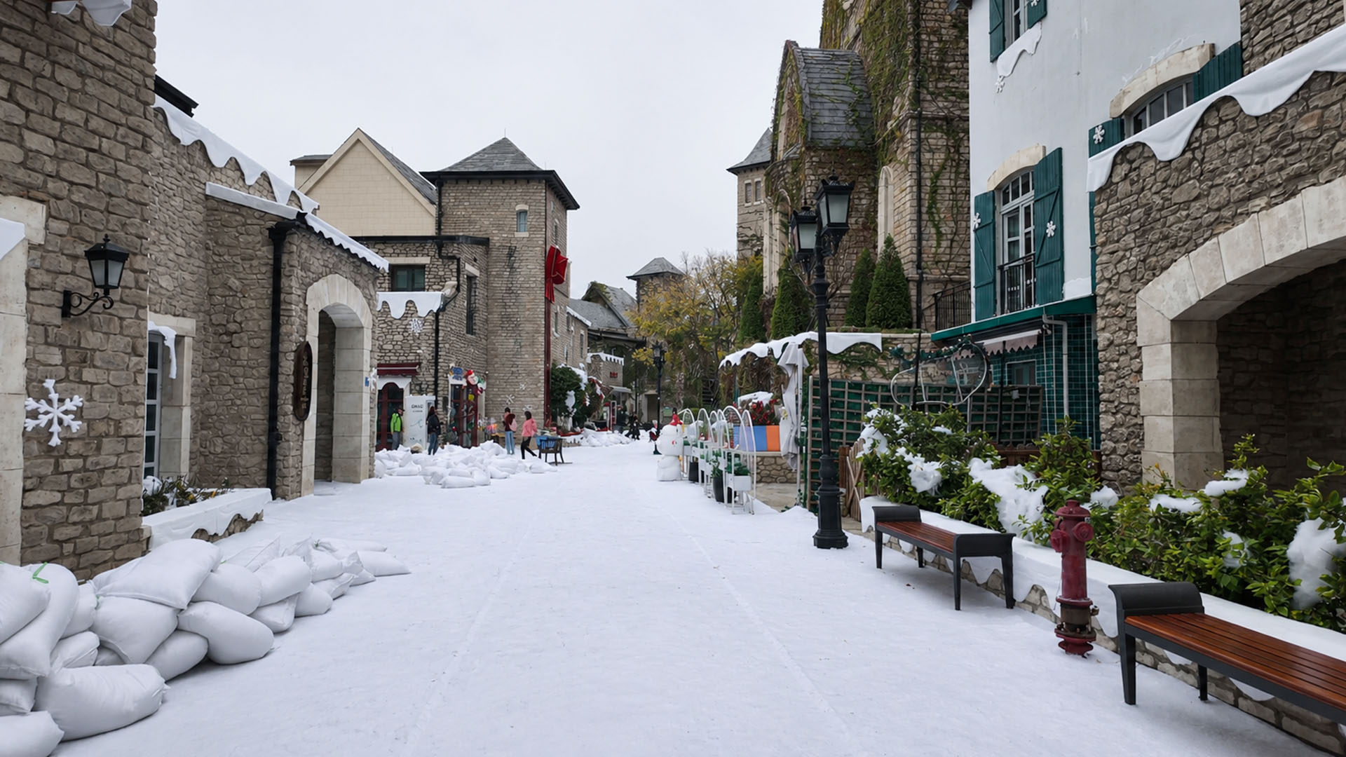 Edifici in pietra coperti di neve creano un villaggio in stile europeo ...