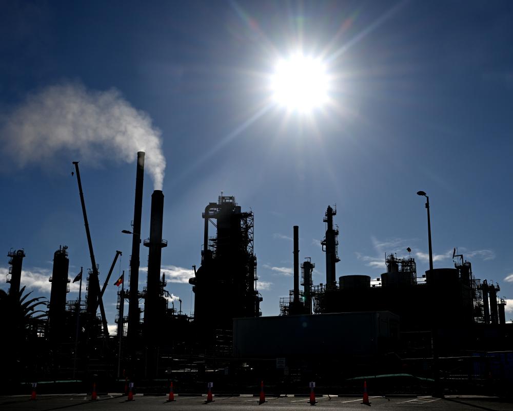 Mooted WA oil refinery 'dinosaur technology' amid clean energy transition, experts say