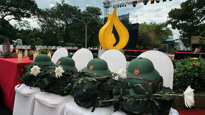 Khóc suốt chương trình 'Sao sáng dẫn đường' tri ân liệt sỹ