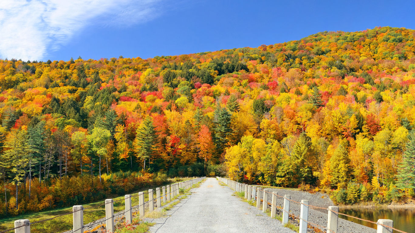 10 leaf peeping destinations trending for fall 2026