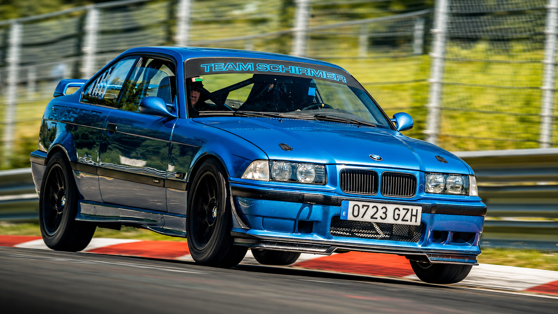 Classic BMW E36 attacks Nürburgring at full speed