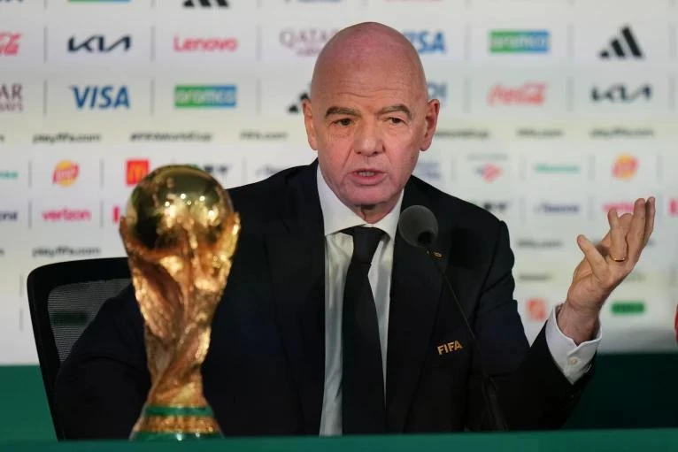 Chủ tịch Infantino và FIFA bị tố 'tống tiền'