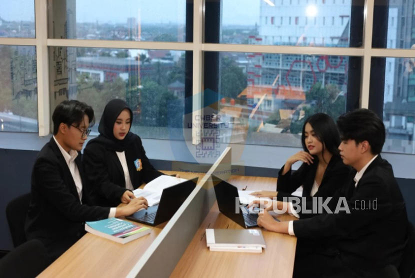 Cyber University menggabungkan pembelajaran berbasis industri, teknologi, cyber security, fintech, dan pengalaman praktik sehingga mahasiswa memiliki kompetensi yang sesuai dengan kebutuhan perusahaan di era transformasi digital.
