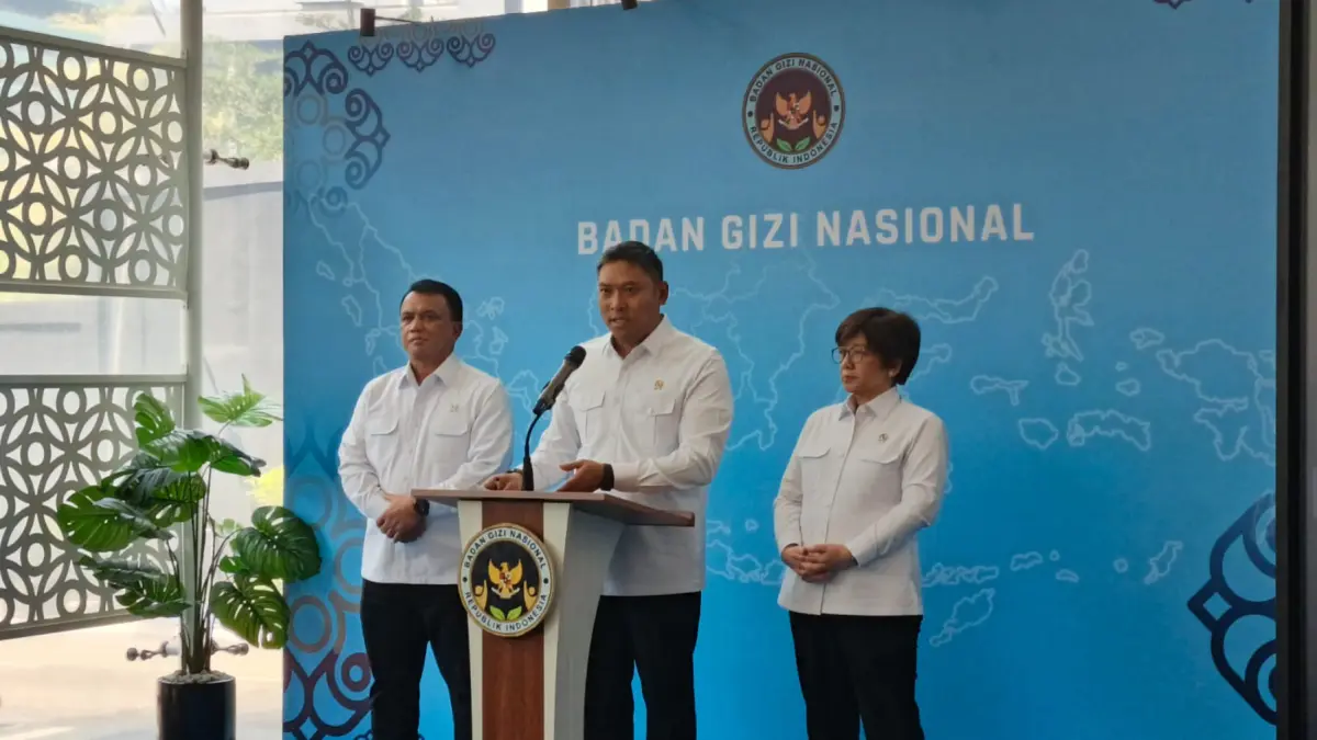 Kepala BGN Sudaryono beserta Wakil Kepala BGN saat konferensi pers di Kantor BGN, Jakarta, Senin (27/7). (Dimas Choirul/Jawapos.com)
