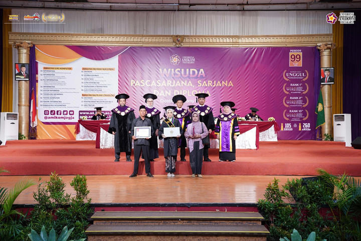 Devi Setyo Wihastuti didampingi orang tuanya saat maju ke atas panggung untuk menerima penghargaan atas capaian akademik tertinggi pada Wisuda Periode ke-99 Universitas Amikom Yogyakarta, Sabtu (25/7). Foto: Dok.Istimewa.