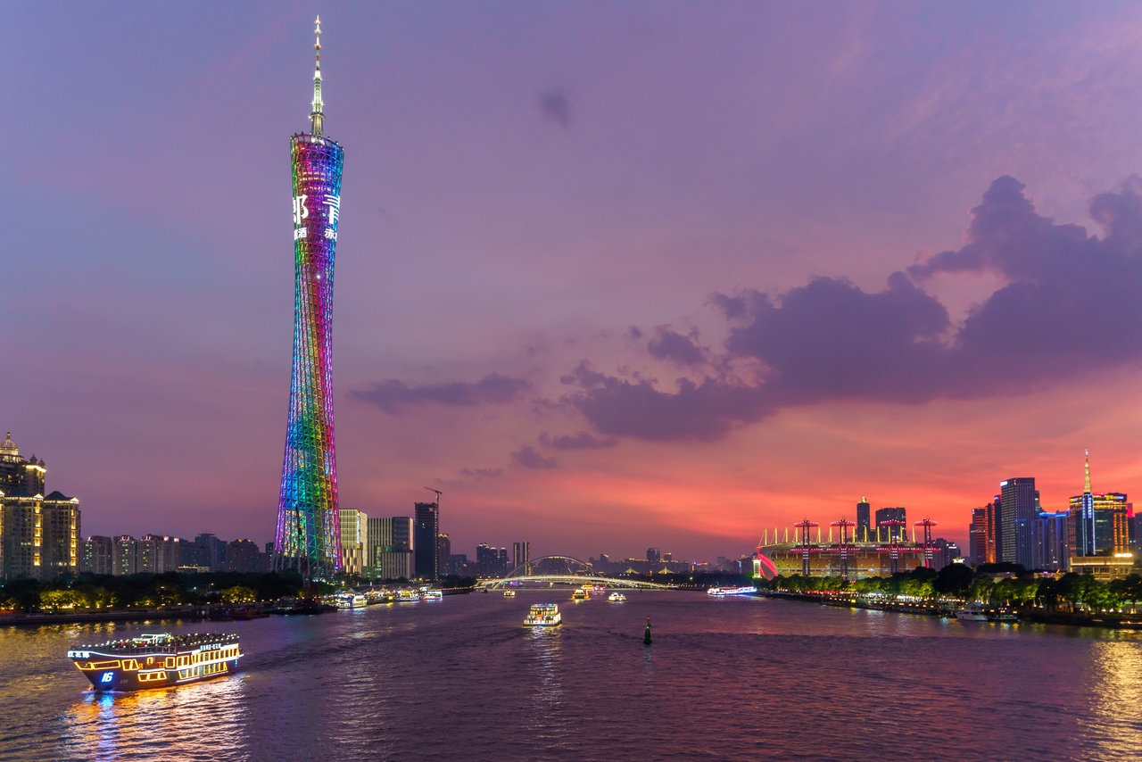 广州市区上空现晚霞美景，映红广州塔与珠江新城建筑群