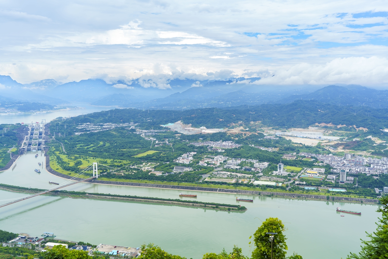 湖北宜昌：三峡枢纽运输忙 长江航运上半年数据亮眼