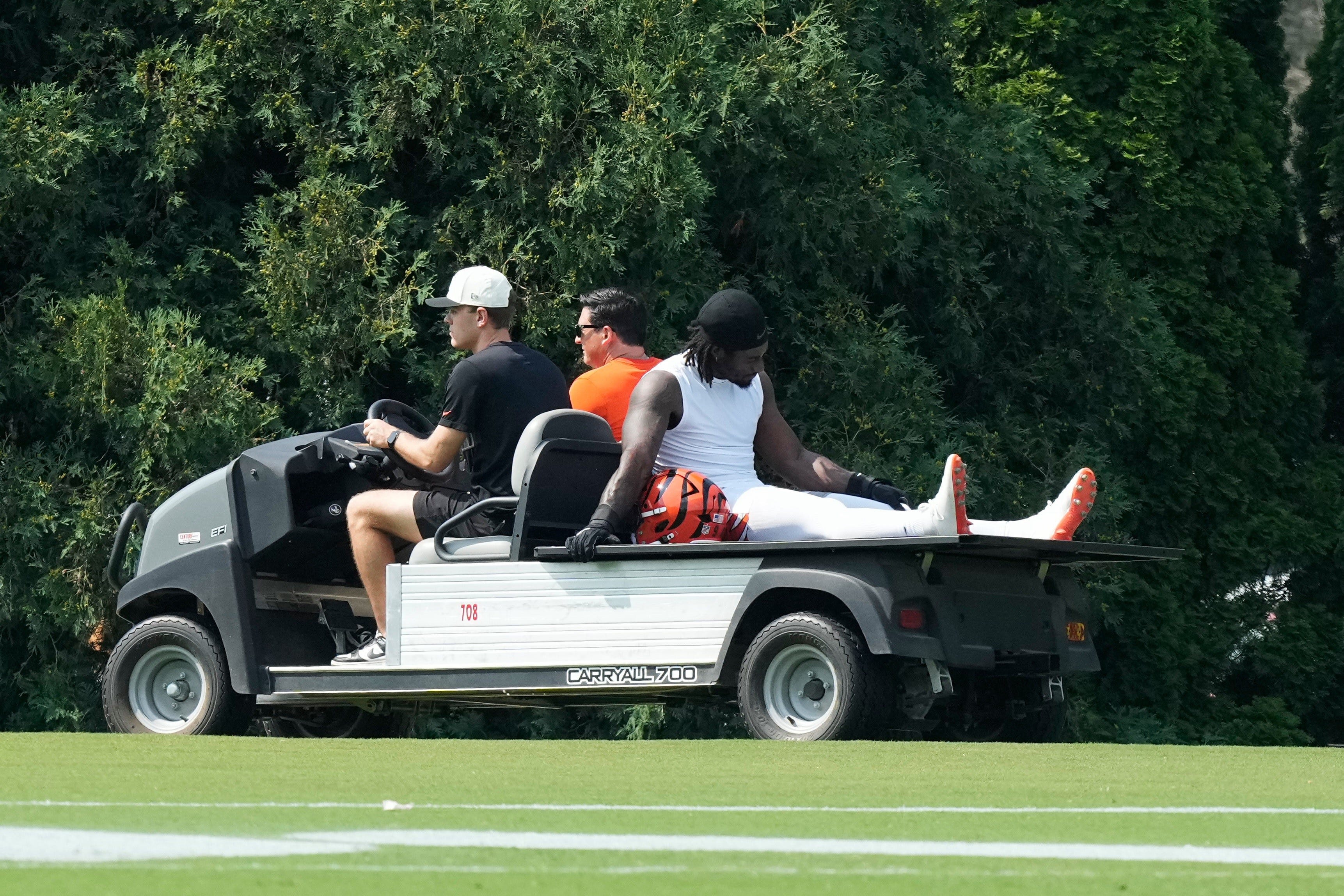 Bengals' first-round D-lineman carted off with injury at training camp
