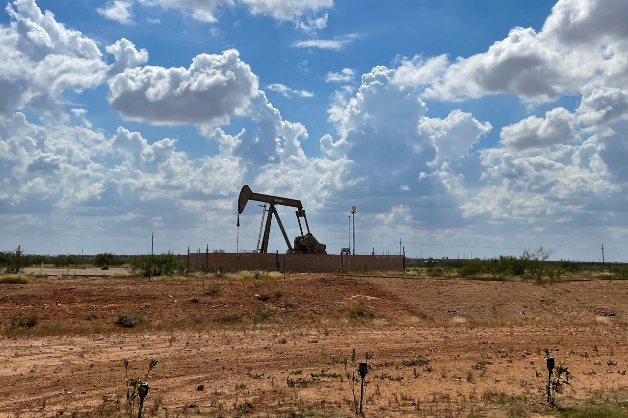 US crude oil stockpiles fall more than expected