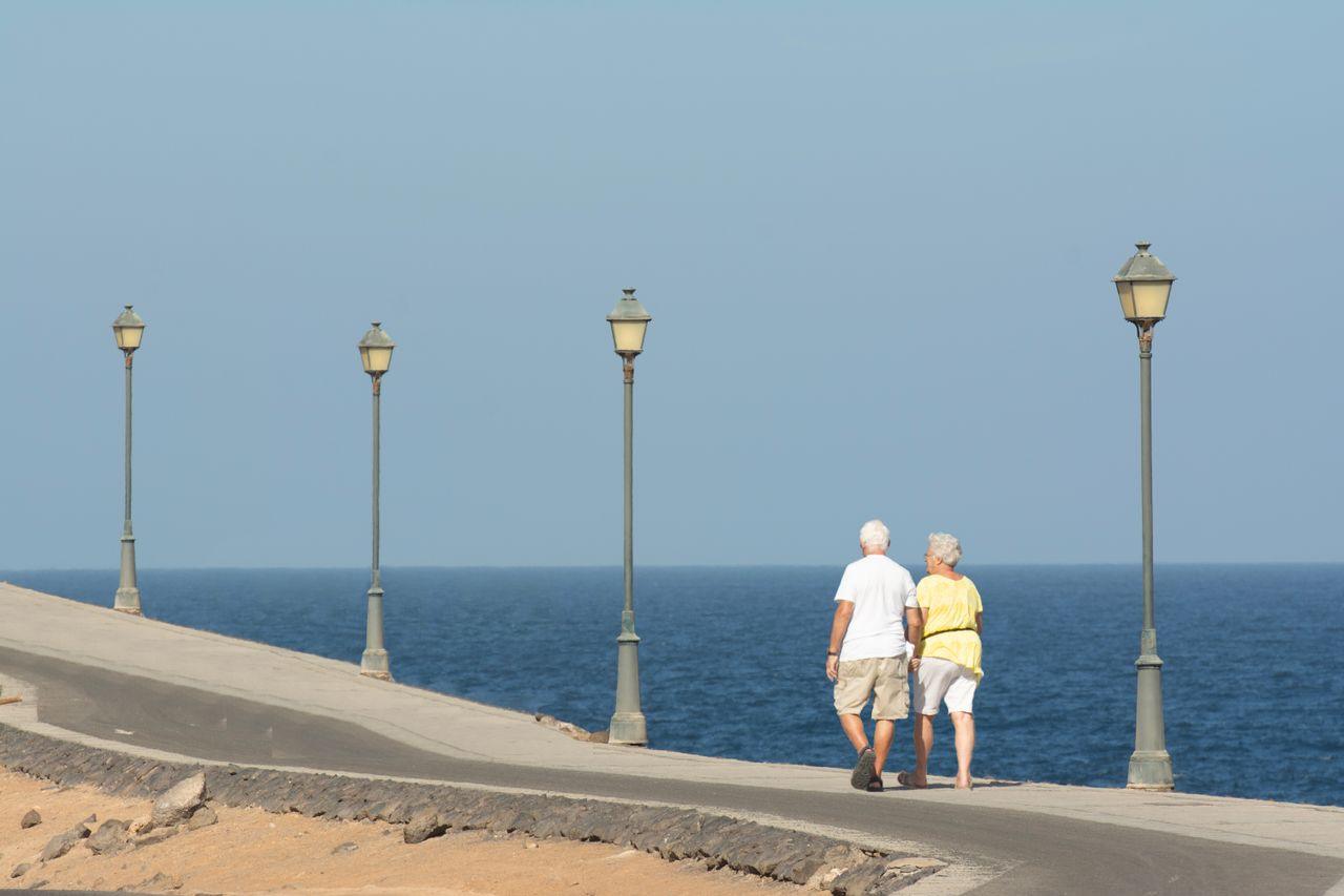 At what age does the average Canadian actually retire?