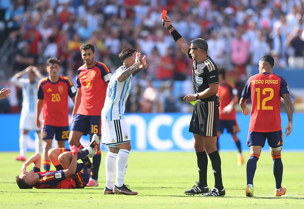 Enzo Fernández, expulsado en la final por el árbitro Slavko Vinčić, que ya se retiró. (Getty Images)