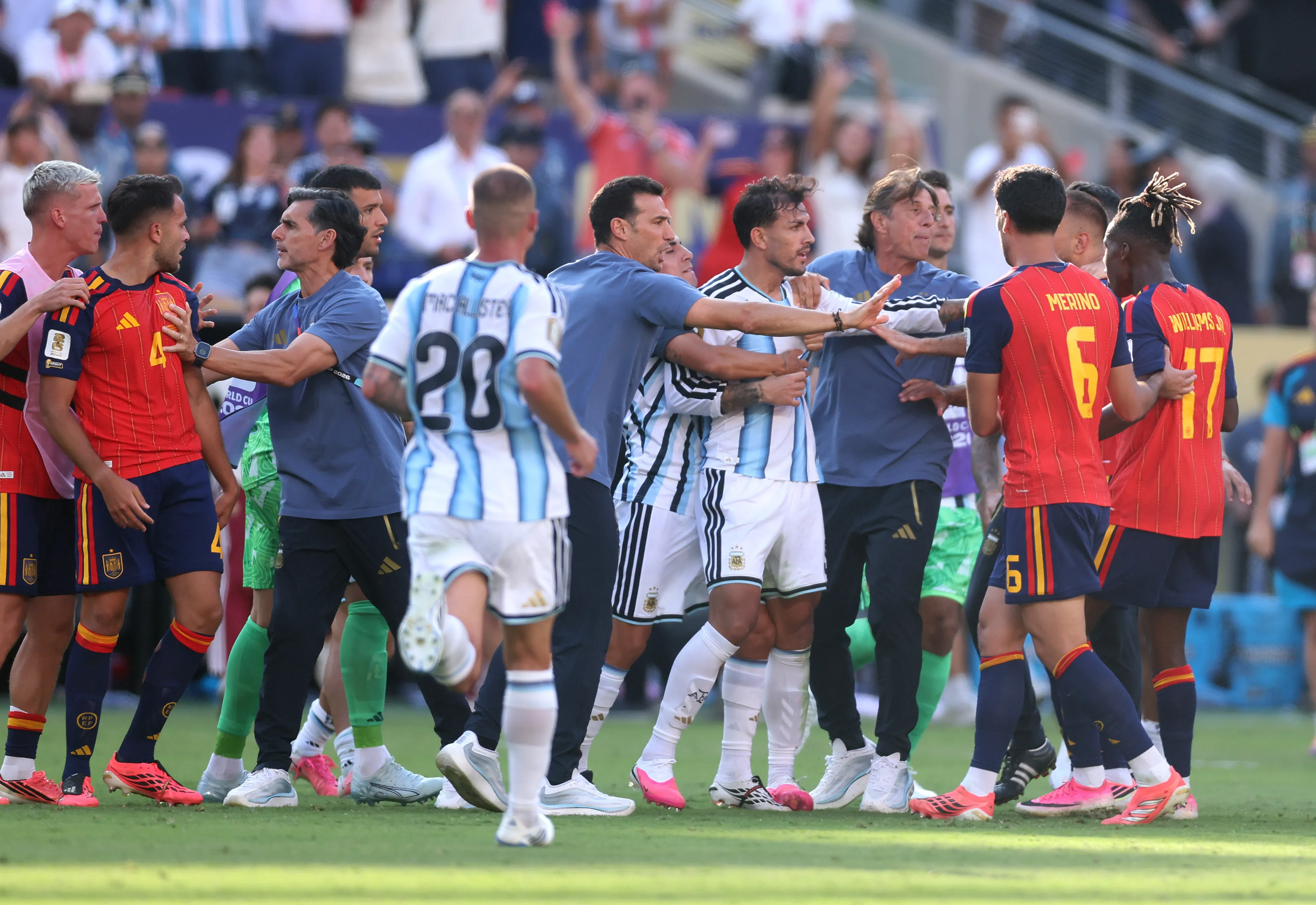 La pelea tras terminarse la final. (Getty Images)
