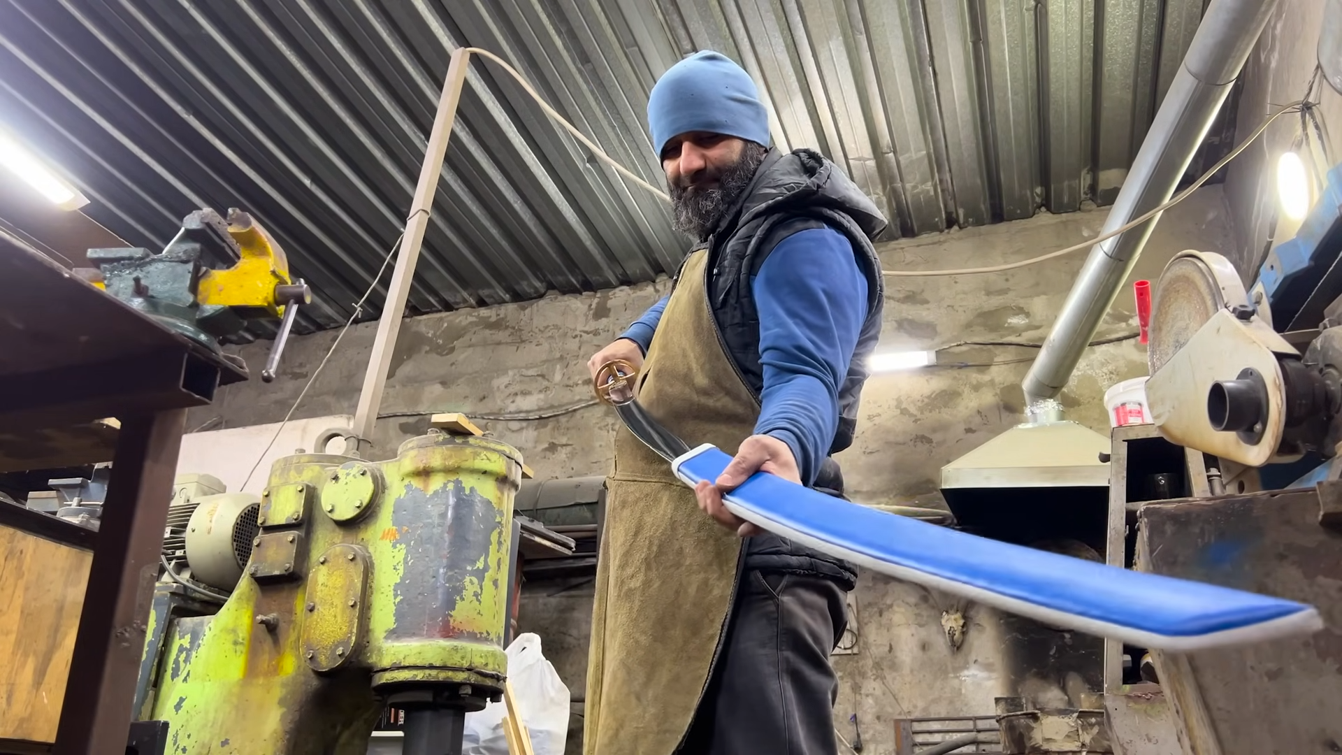 How a rusted saw blade becomes a functional katana