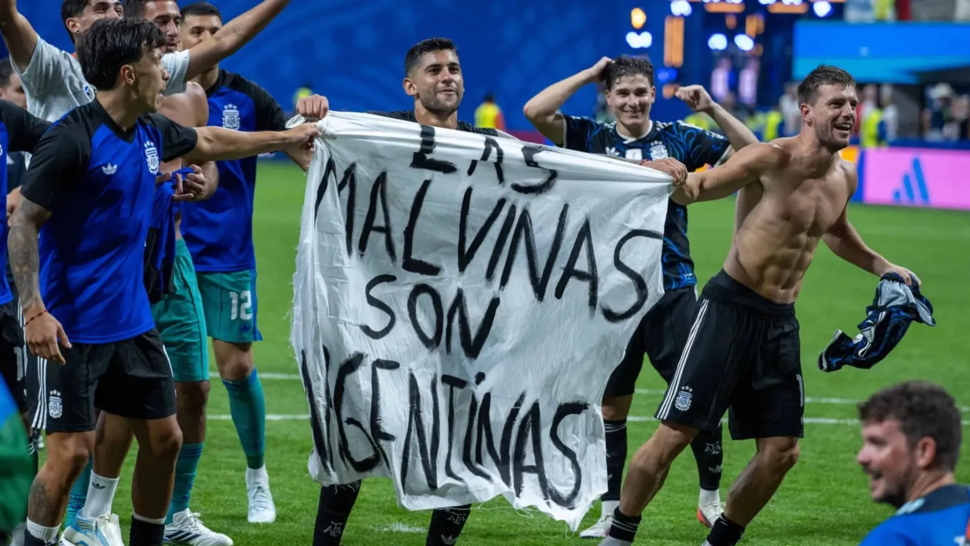 Este gesto también está en la mira de la FIFA. (Getty Images)