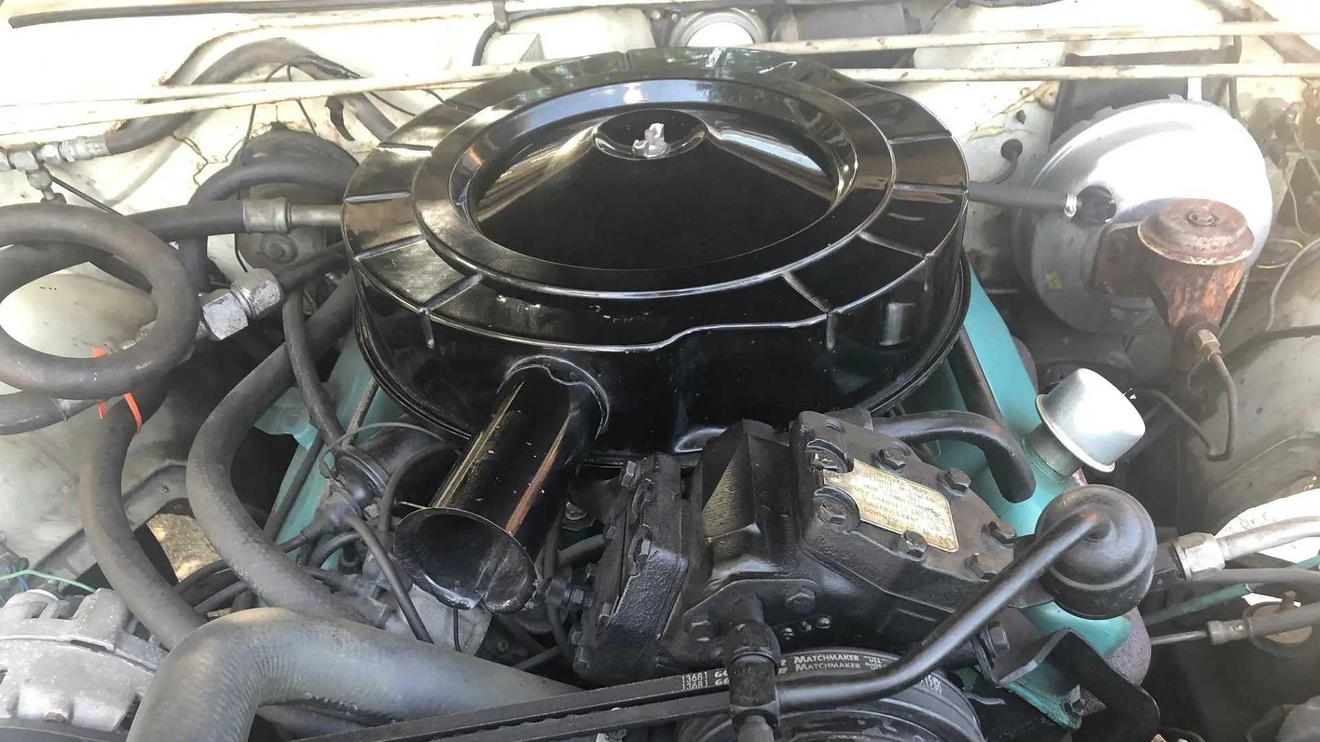 1965 Chrysler New Yorker Town & Country Wagon engine
