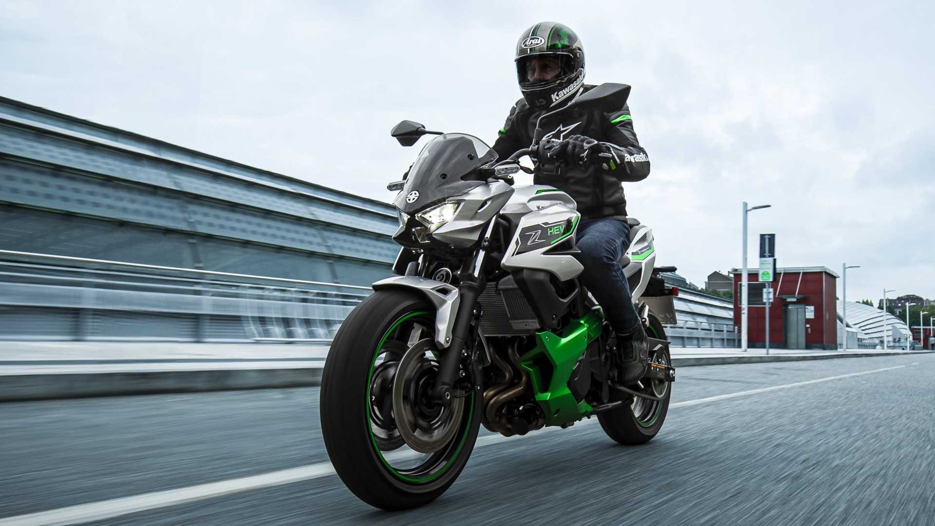Kawasaki Z7 Hybrid on the highway front third quarter view