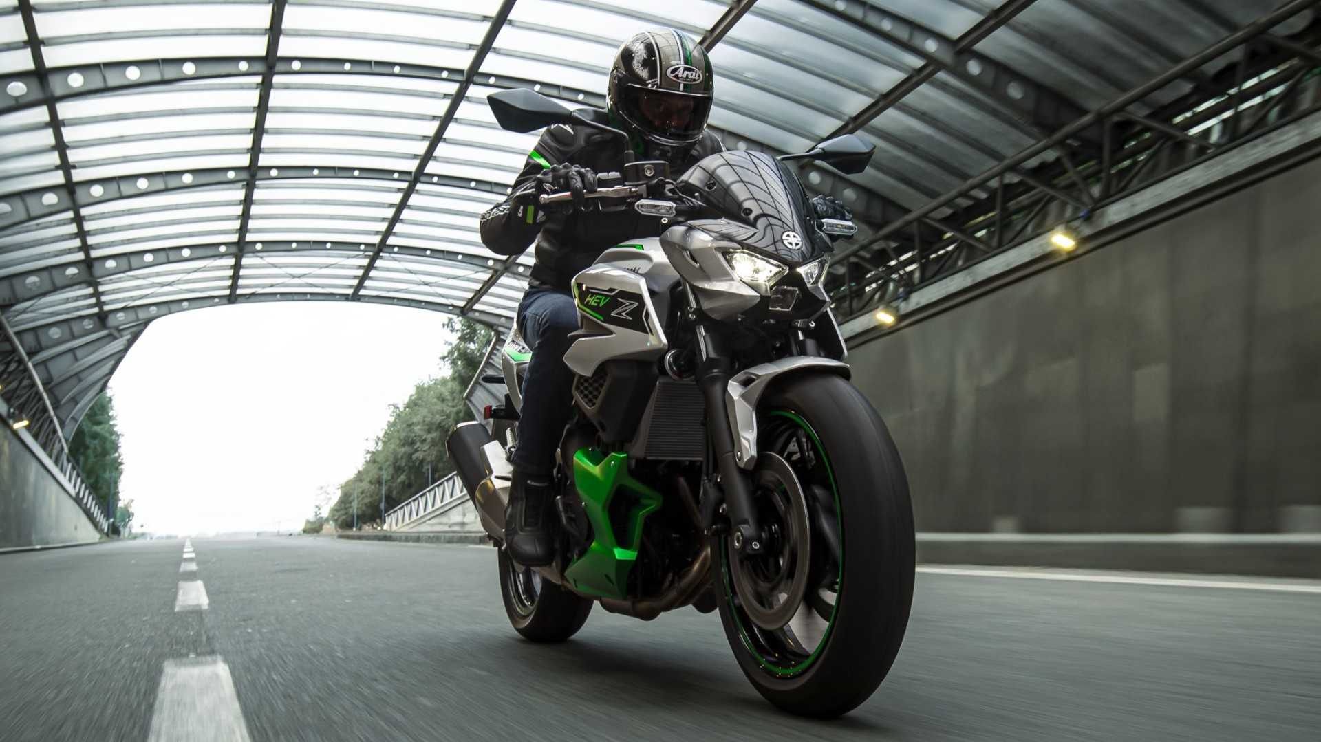 Kawasaki Z7 Hybrid accelerating into an underpass front third quarter accelerating view