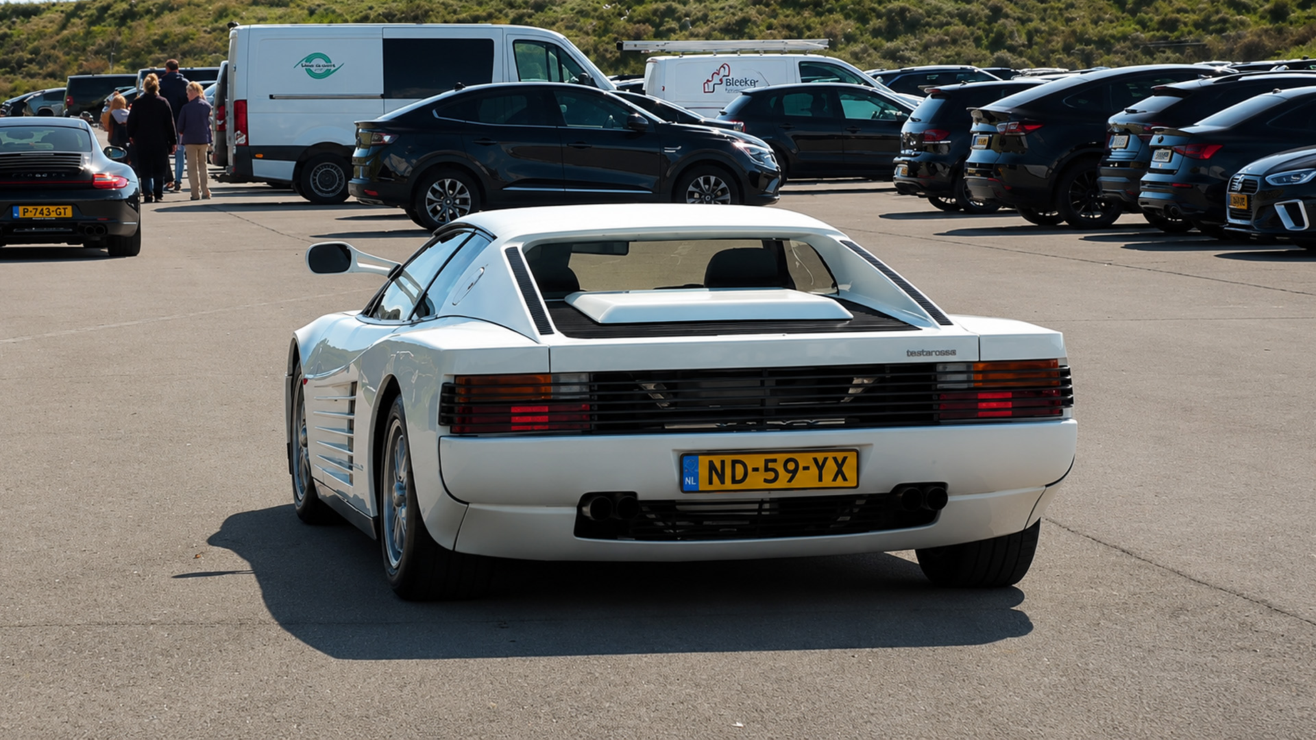 A lendária Ferrari Testarossa rouba a cena no encontro de carros