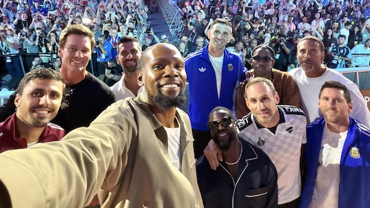Tom Brady, Kevin Durant, Lionel Messi and more stars take viral selfie photo at Fanatics Fest 2026