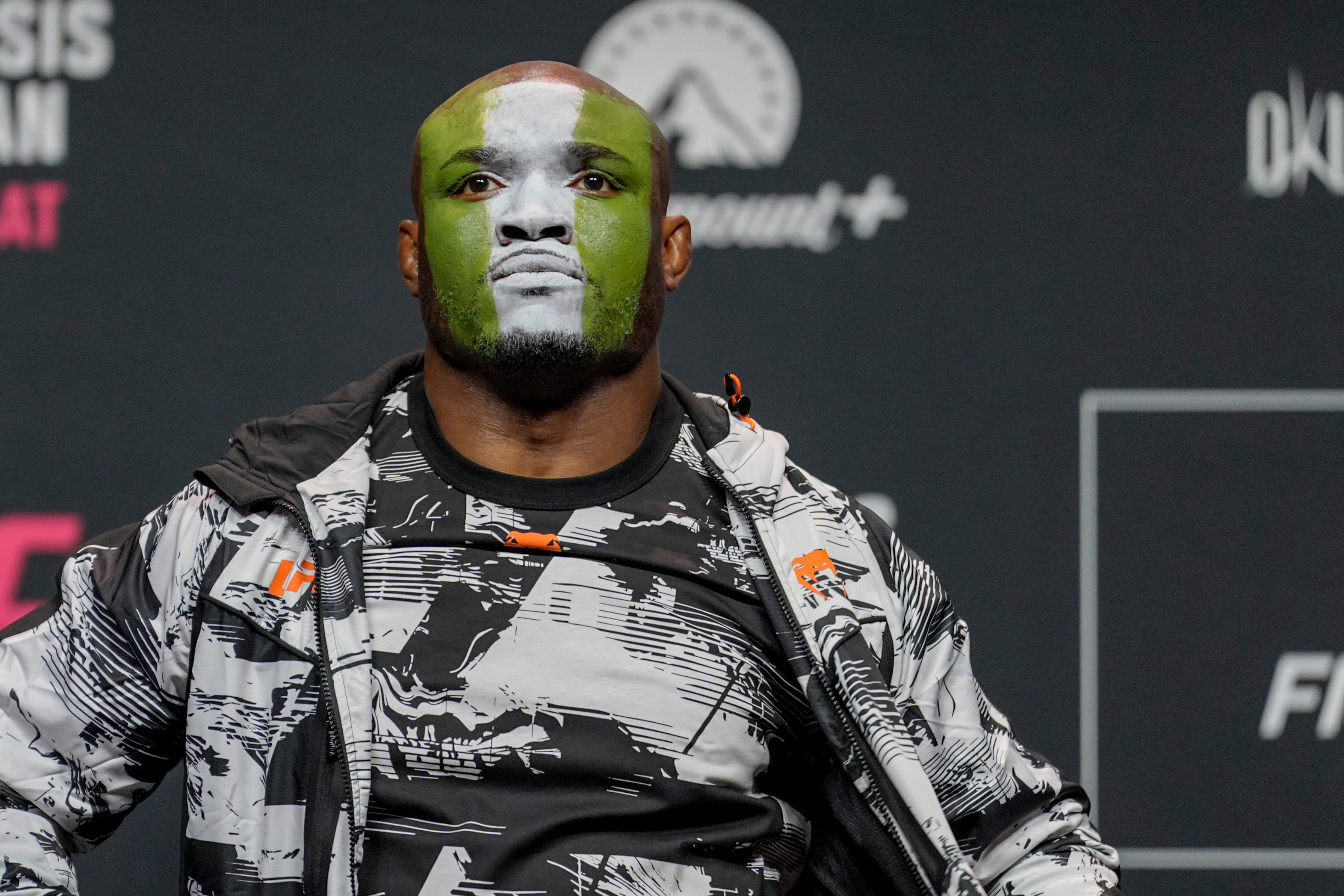 kamaru-usman-channels-braveheart-for-dricus-du-plessis-at-ufc-fight