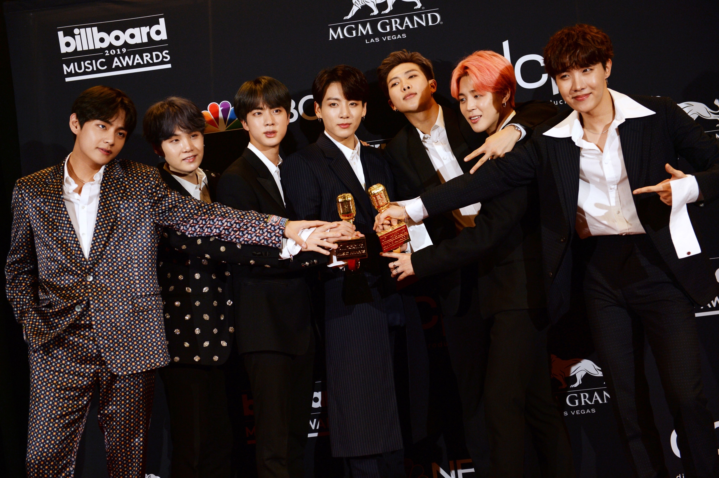 BTS' V captivates millions with cinematic TikTok dance performance filmed in Paris
