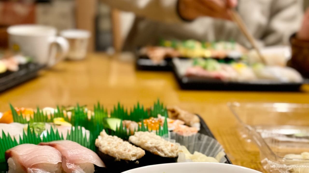 「これ以上、俺を巻き込まないでくれ」スーパーのパック寿司とオードブルを前に、息子が絶叫。築40年の公営住宅に身を寄せる70代夫婦が思い知った、家族扶養の限界【FPが解説】