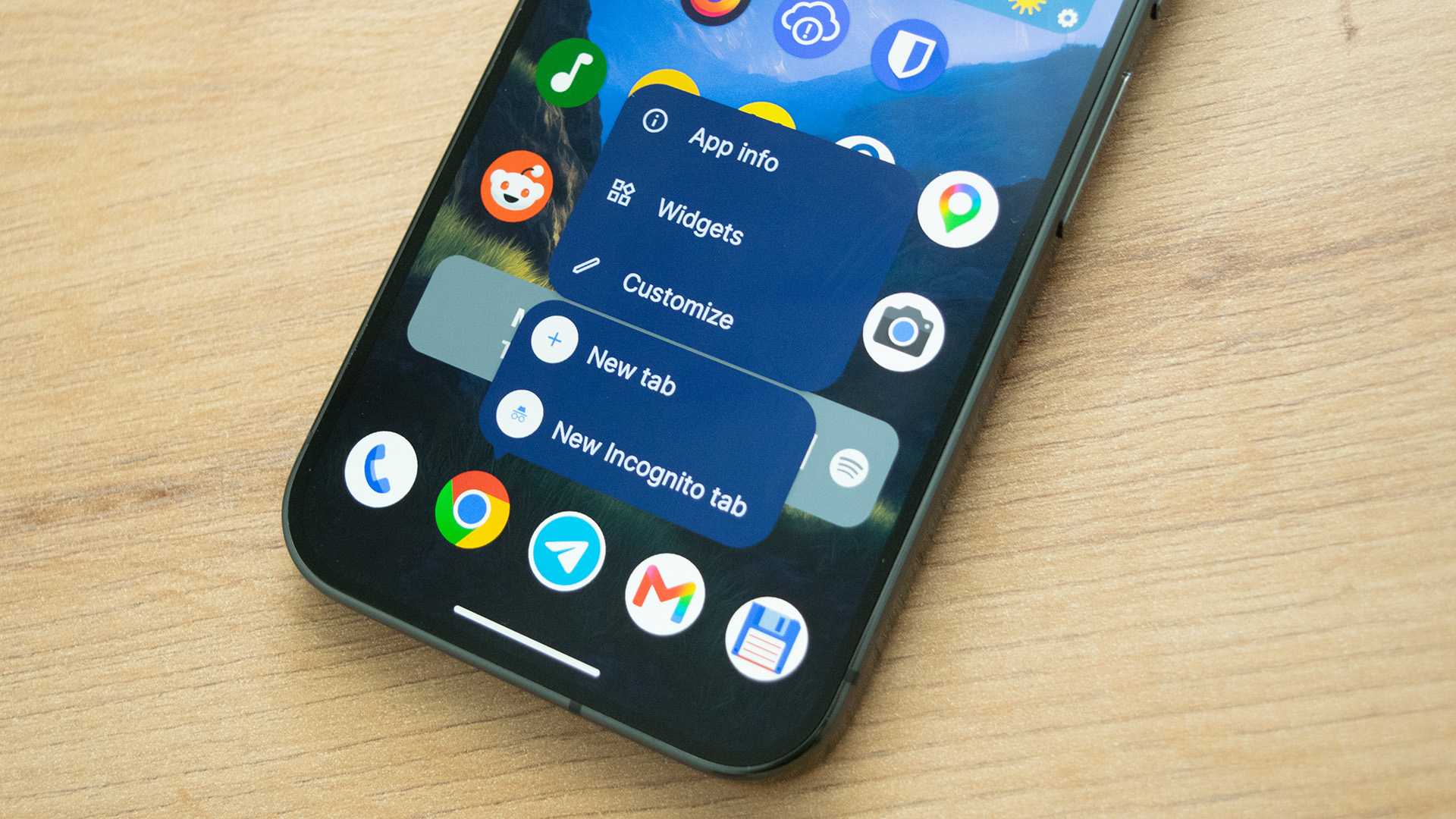 The app icon long-press menu in the Lawnchair launcher without the option to open the app as a bubble.
