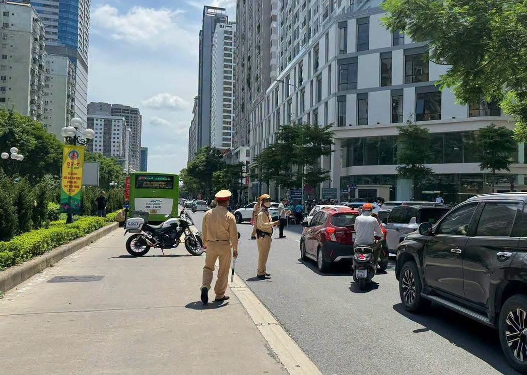 Lấn làn buýt nhanh, một phụ nữ bị tông tử vong