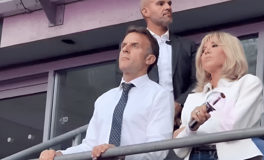 Army bomb en main, Brigitte Macron s’éclate au concert de BTS au Stade de France avec Emmanuel Macron