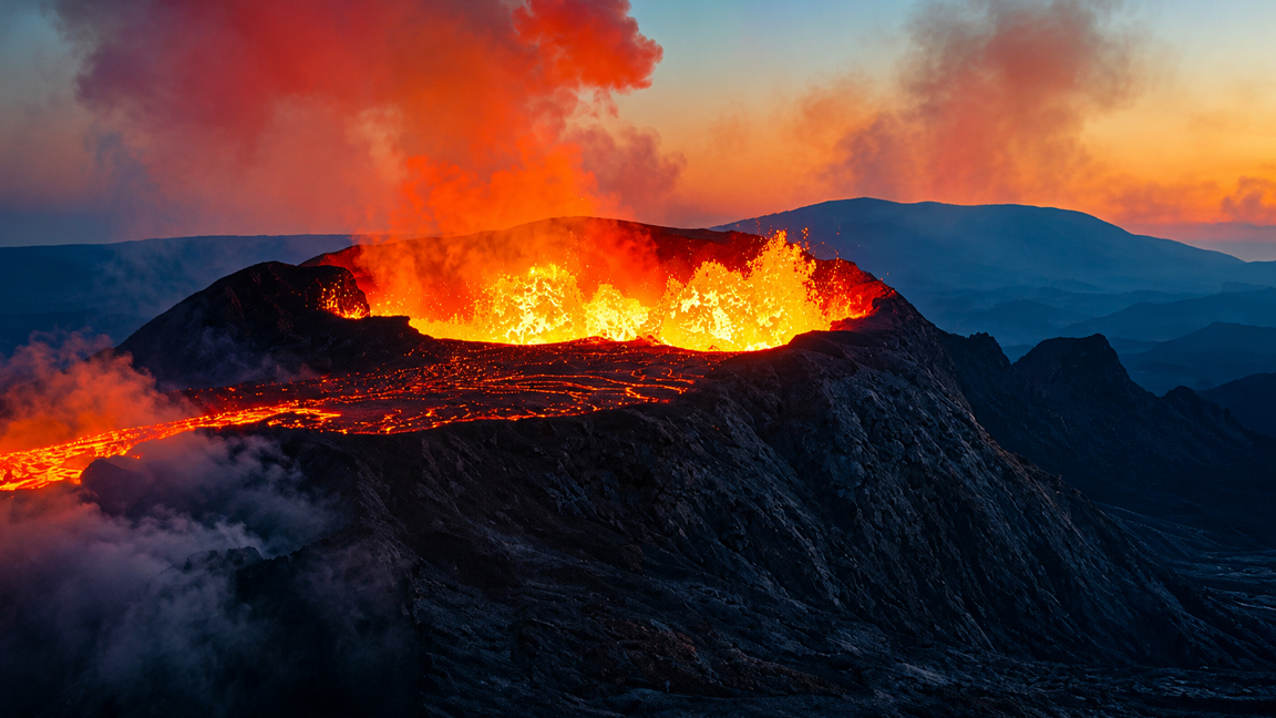 Ríos de lava recorren el volcán