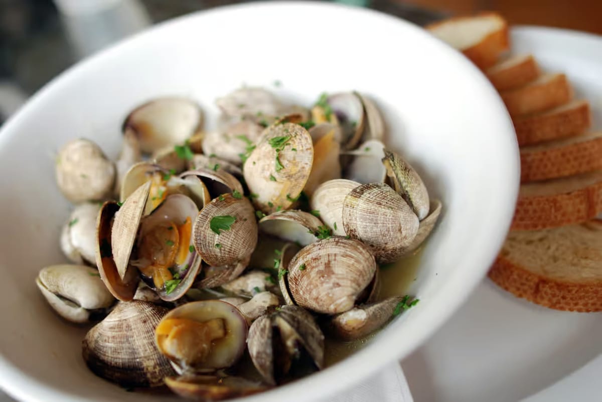 Nutritionists warn: these 10 foods become toxic in the microwave