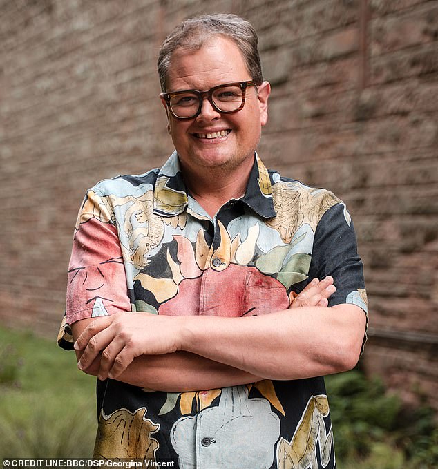 TV presenter Alan Carr plans to host a banquet after moving into his new castle in Scotland