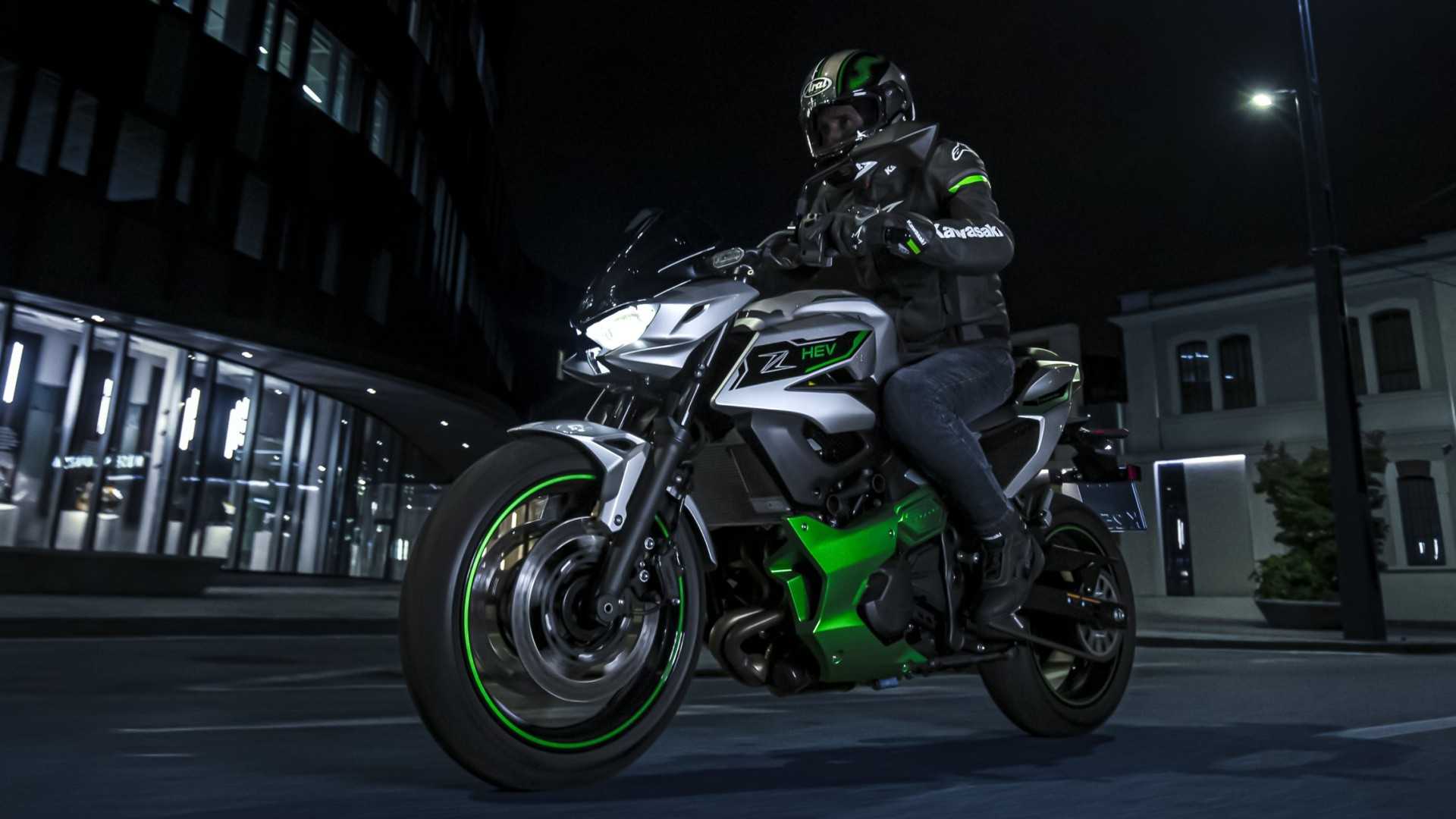 Kawasaki Z7 Hybrid accelerating at night front third quarter view