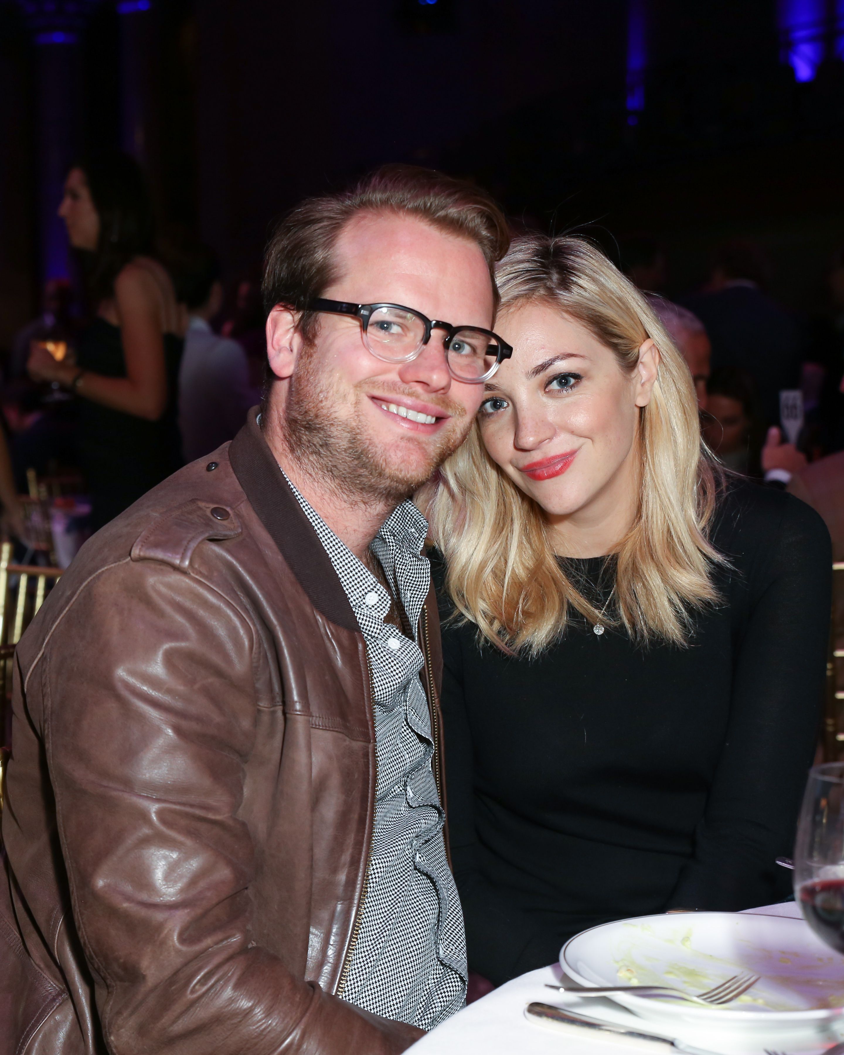 Actors Bill Kennedy and Abby Elliott smiling at a benefit dinner.