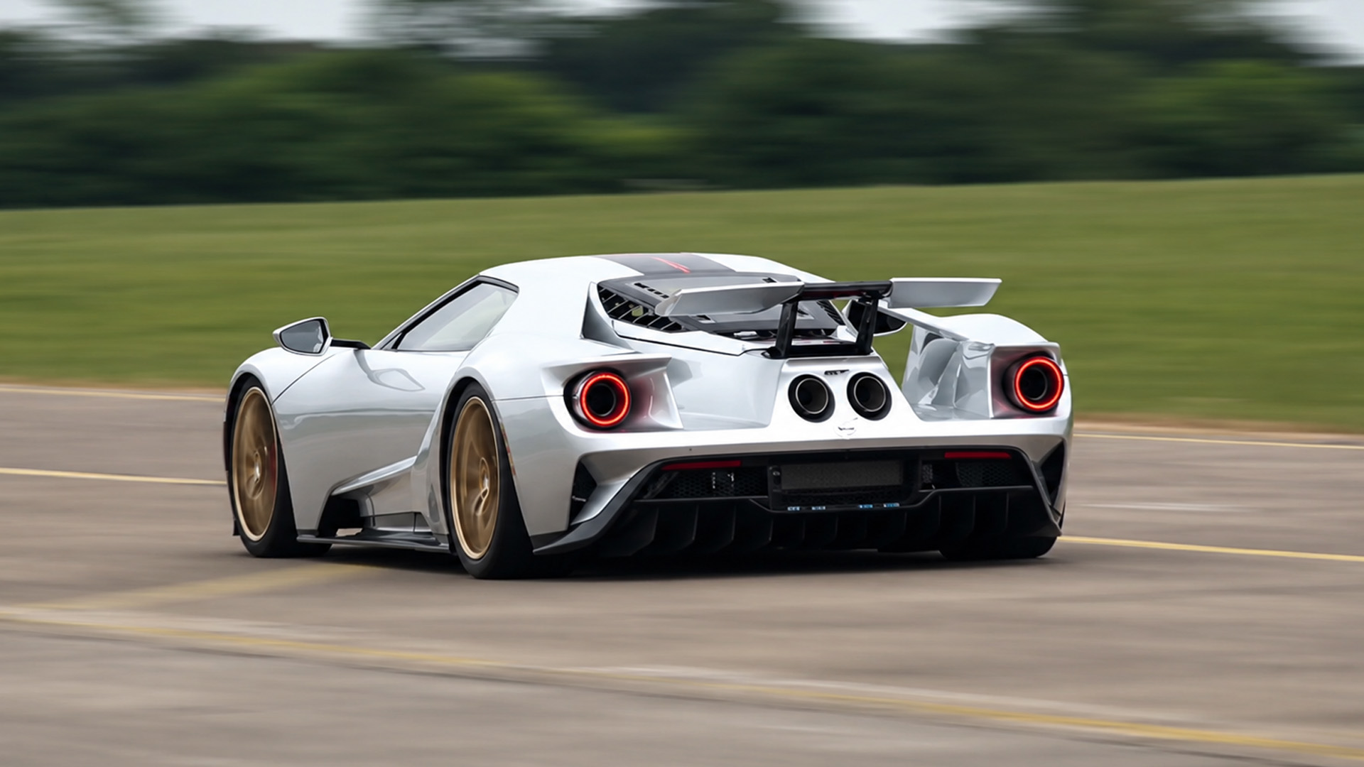 Rare Ford GT reaches top speed within seconds in straight track