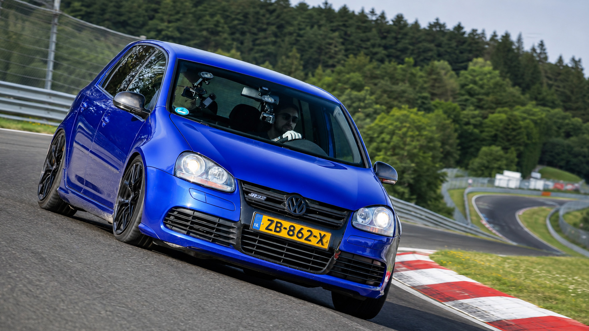 Volkswagen Golf R32 attacks Nürburgring corner hard