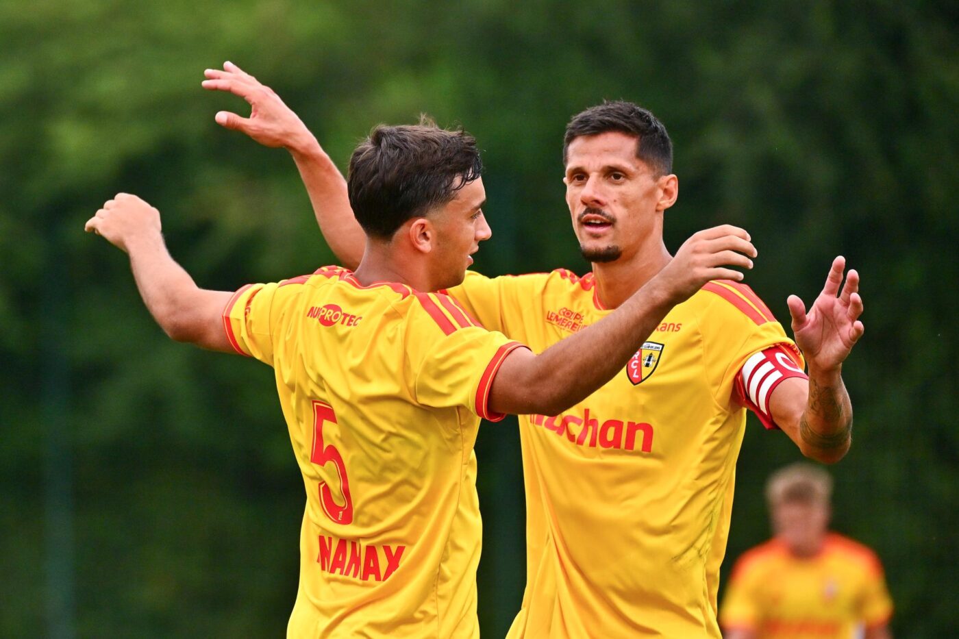 Lens Victorieux Pour La Premi re De Dino Toppm ller