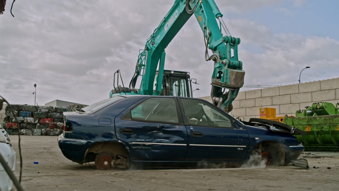 Heavy scrap processing machine crushes end-of-life vehicles efficiently