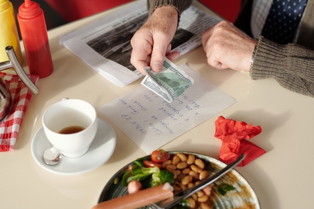 Diners Confronted by Server's Handwritten Note After Leaving a $60 Tip on a $570 Bill