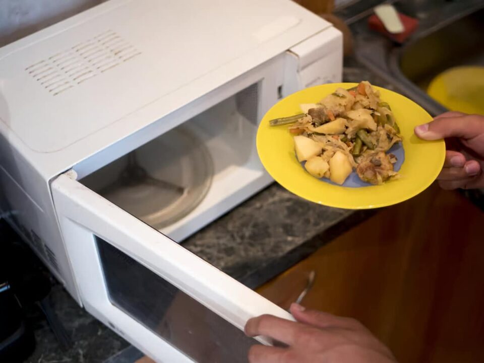 Nutritionists warn: these 10 foods become toxic in the microwave