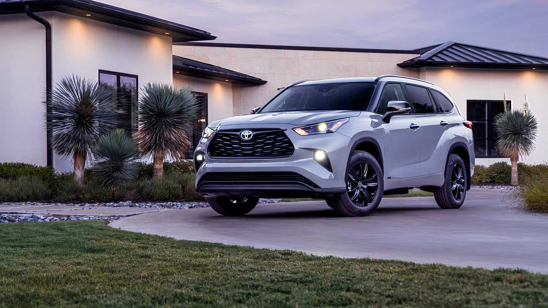 2026 Toyota Highlander Hybrid Front 3/4 shot parked in driveway