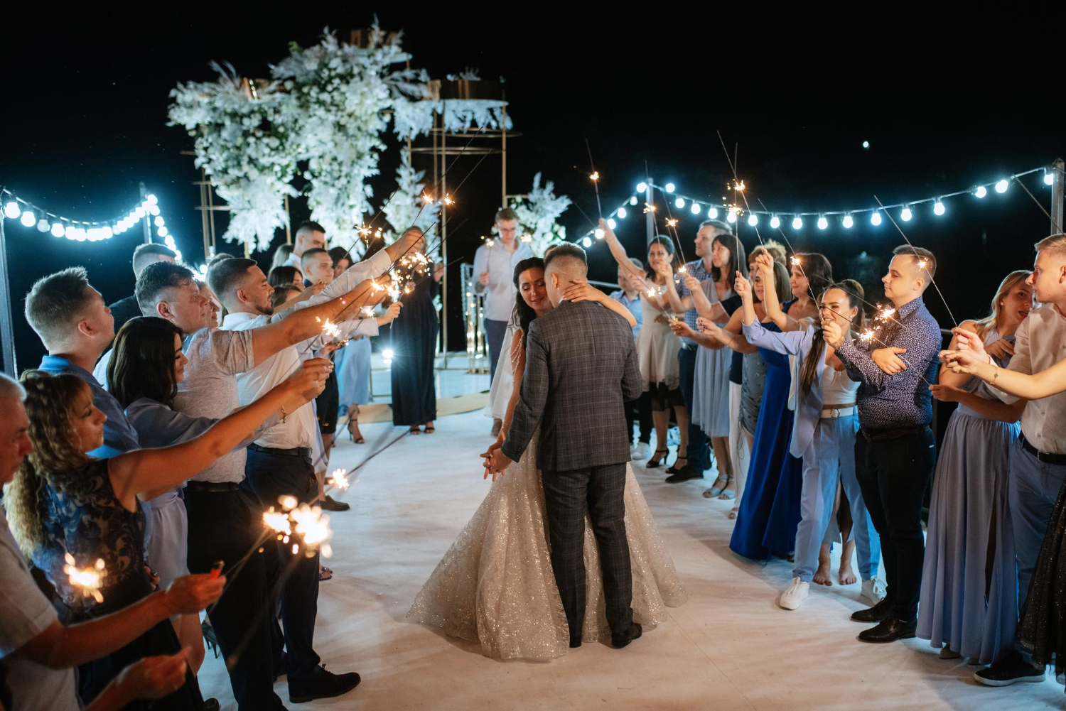 10 unwritten rules of being a good wedding guest