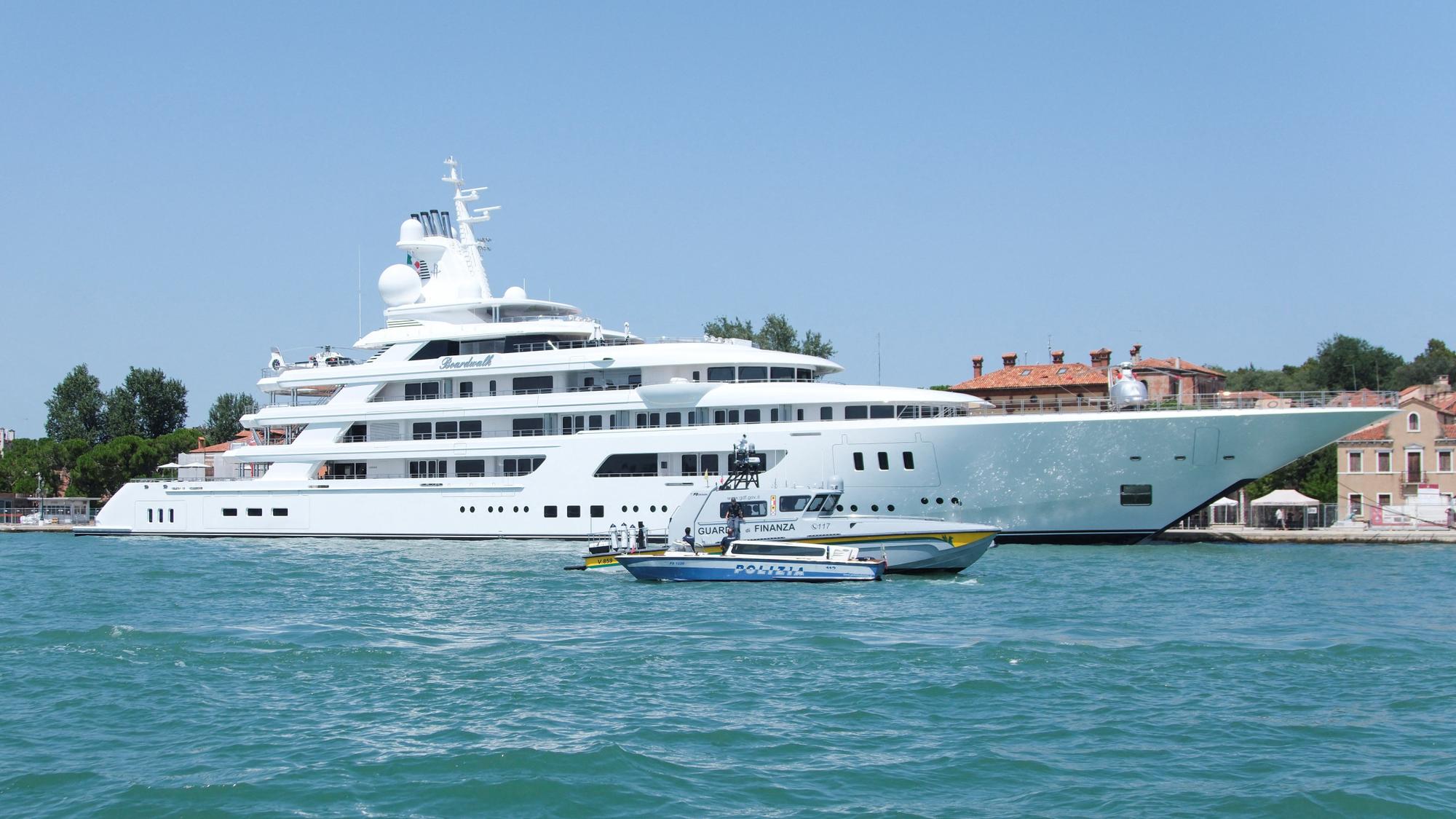 L’ambassadeur américain et son immense yacht ne sont pas les bienvenus ...