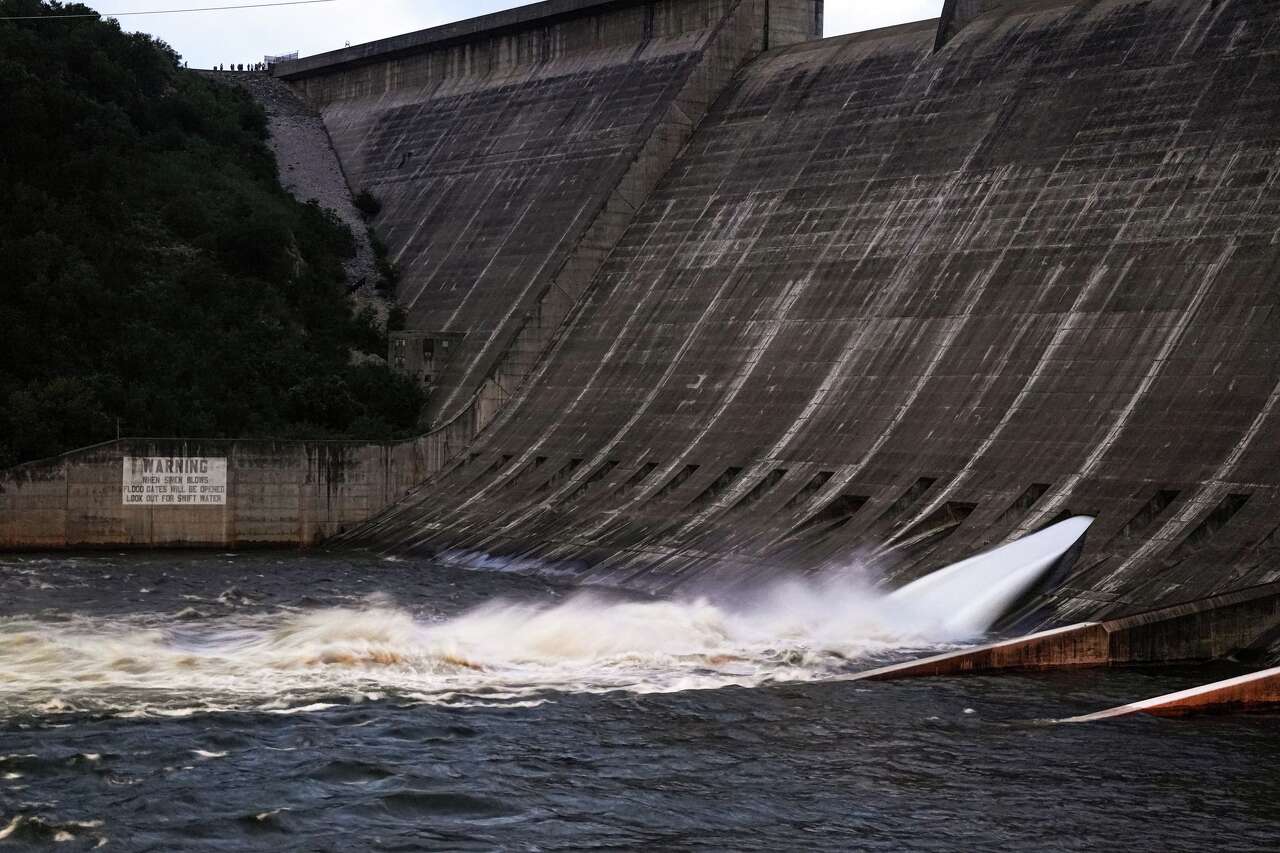 Austin bans watercraft as Lake Travis rises above capacity, Mansfield Dam floodgates open