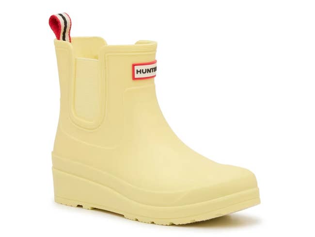 Shot of single Hunter rain boot in butter yellow, shown at an angle